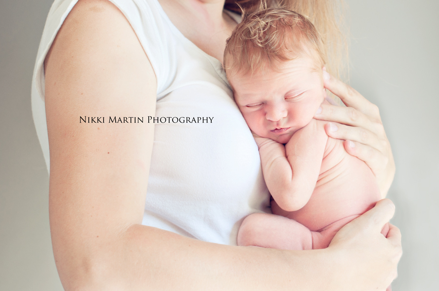 Mommy baby pose; so tender. Love this shot | Baby photoshoot girl, Baby  poses, Baby photoshoot